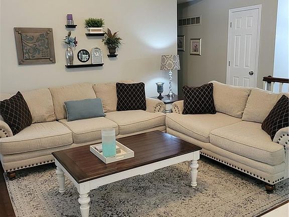 4th image of 241 SE Topaz Dr