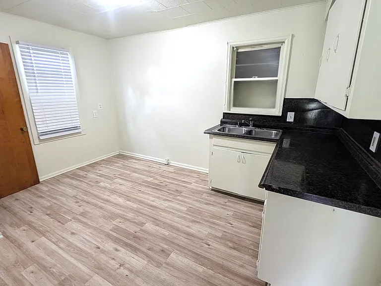 5413 Dupont St — Photo 9