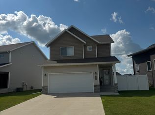 930 Ashley Dr W, West Fargo, ND