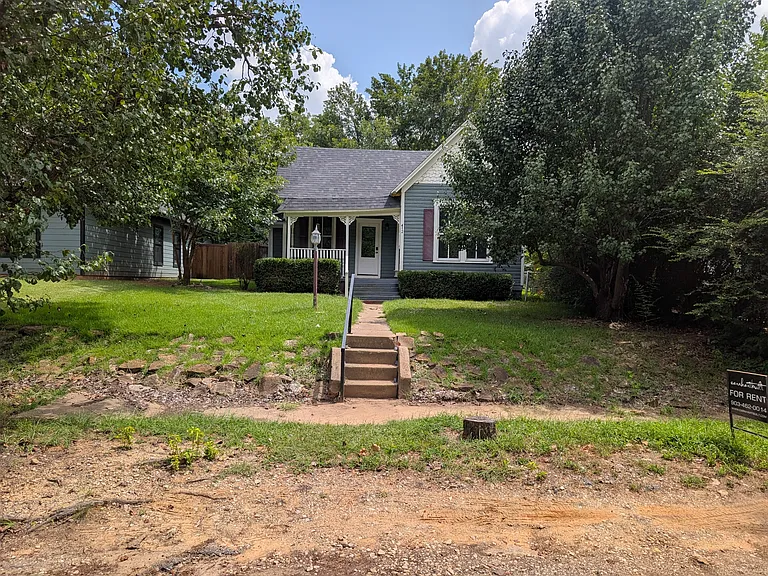 412 W Day St — Photo 4