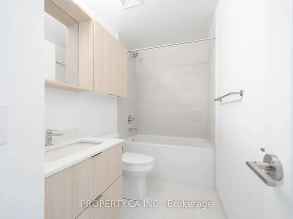 5105 Hurontario St, Mississauga, ON