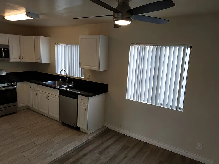 2 bed, 1.5 bath, 900 sqft, $2,015 — Photo 11