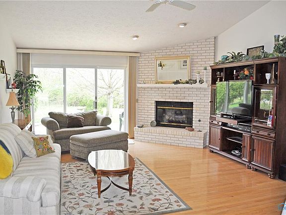 3rd image of 113 Woodside Ln