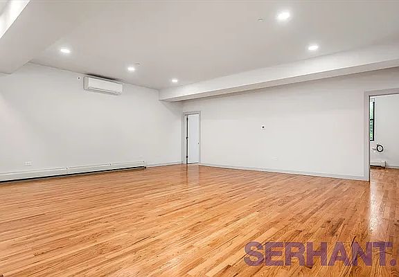 2nd image of 51-10 Vernon Blvd #1R