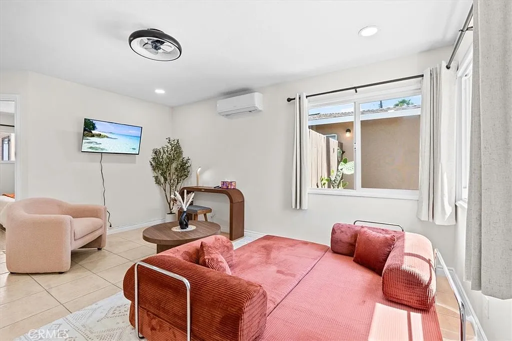 2 bed, 737 sqft, $3,600 — Photo 3