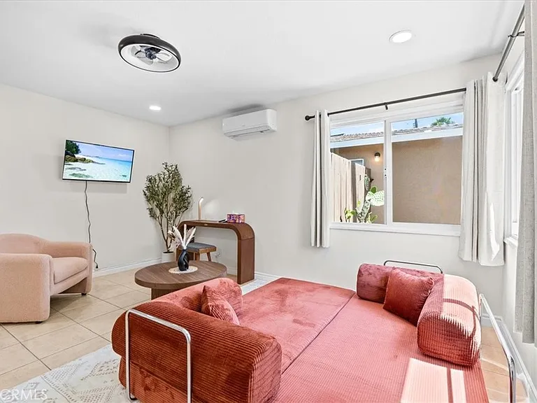 1097 Bonita St — Photo 3