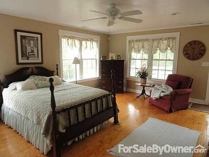 Master bedroom
						:
						Master bedroom has private deck, 2 closets and a master bath