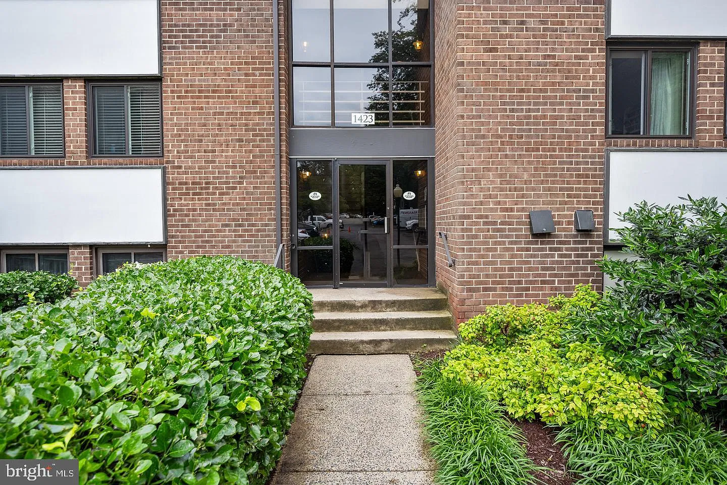 3 bed, 2.0 bath, 1234 sqft, $3,400 — Photo 3