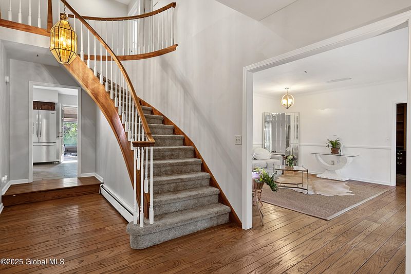 5th image of 404 Sutton Pl Place