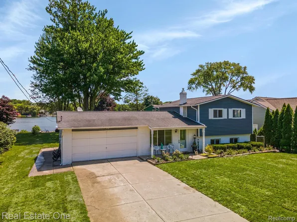 3620 Kingsway Dr, Highland, MI 48356