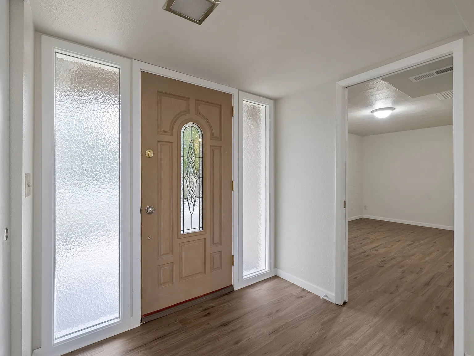 3 bed, 1970 sqft, $3,700 — Photo 3