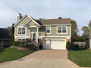 7 Chatham Ct, South Elgin, IL 60177