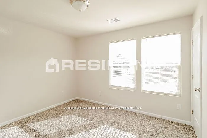 194 Queens Cir — Photo 10