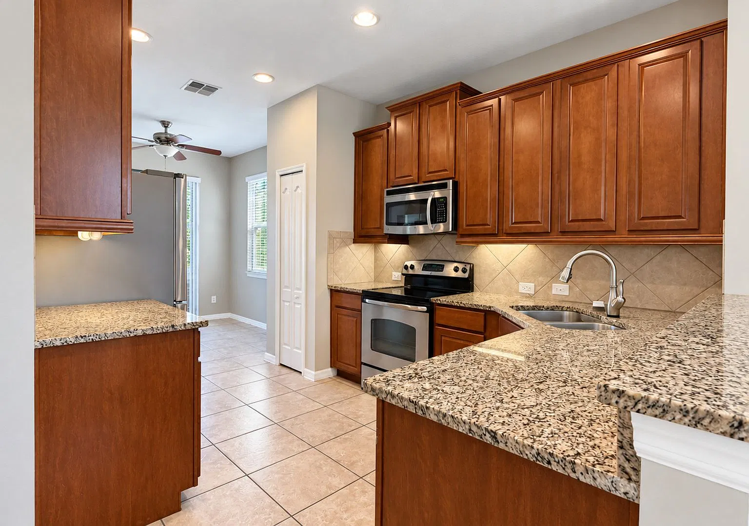 3 Bedroom Home Across from Park with Solar & Lawn Service Orlando — Photo 4