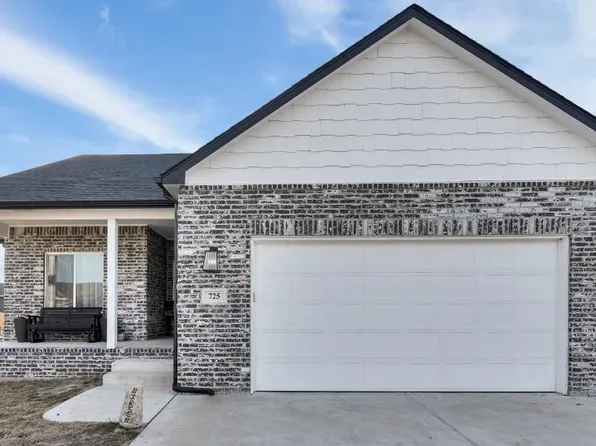 725 N Wakefield Ave, Valley Center, KS 67147