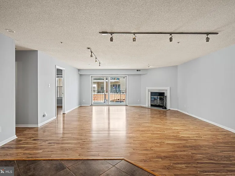 1022 Main St — Photo 11