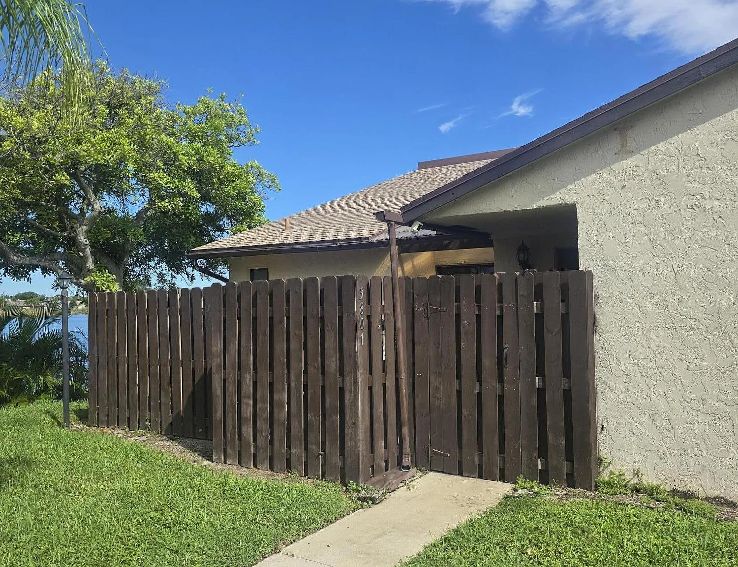 2 bed, 2.0 bath, 951 sqft, $2,400 — Photo 2