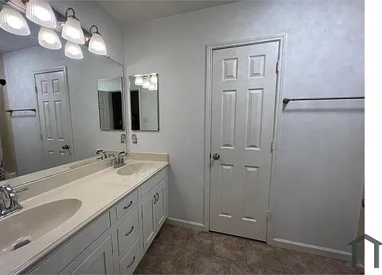 1008 Charter Oak St — Photo 11
