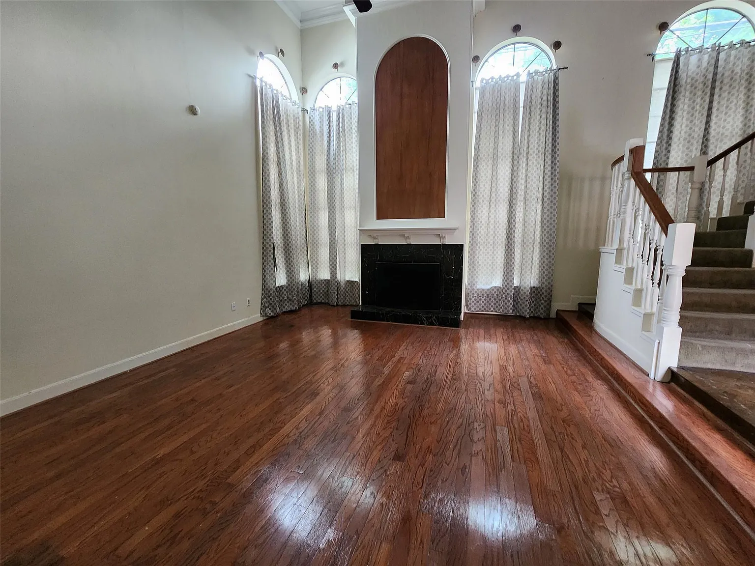 3 bed, 3.5 bath, 2390 sqft, $2,975 — Photo 1