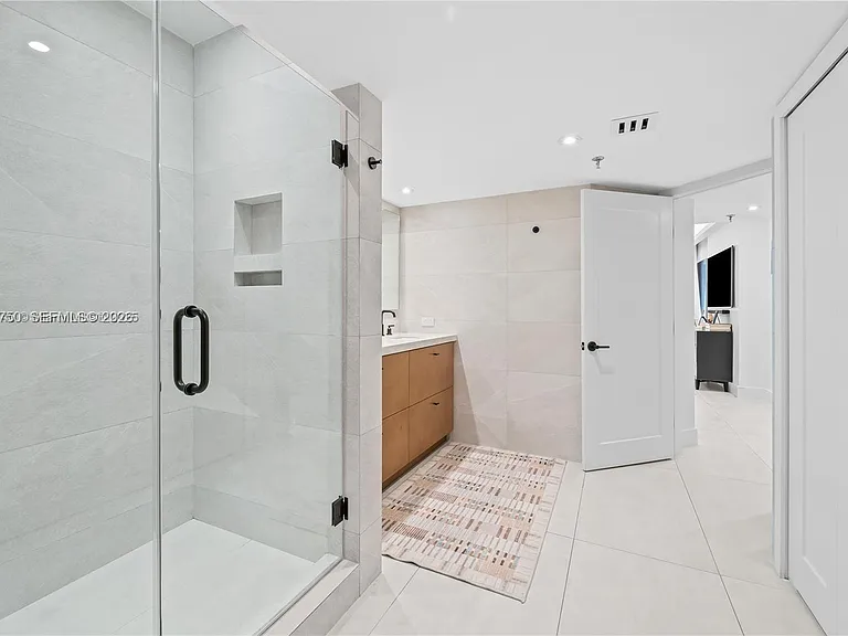 520 Brickell Key Dr — Photo 13