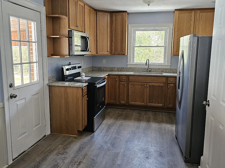 548 Greenway Dr — Photo 5