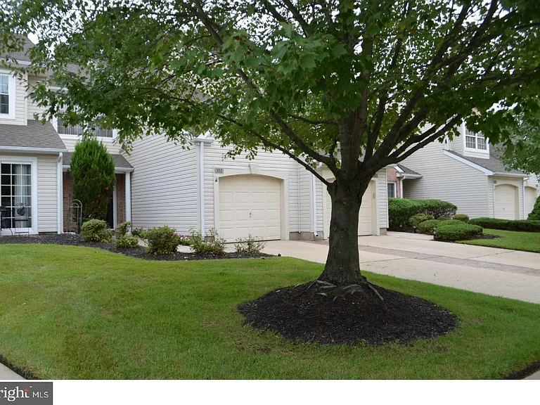 302 Doral Dr — Photo 2
