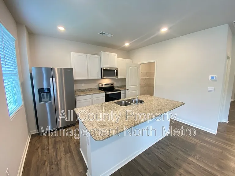 102 Oaktree St — Photo 2
