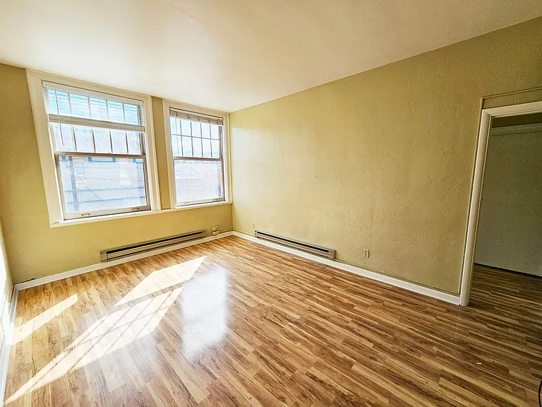 110 SW Court Ave — Photo 2