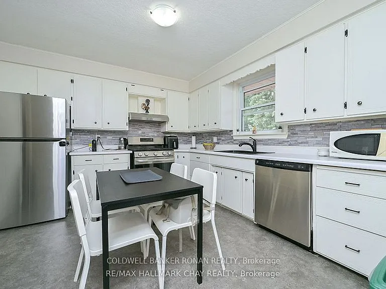 8 Doner St #UPPER LEVEL — Photo 3