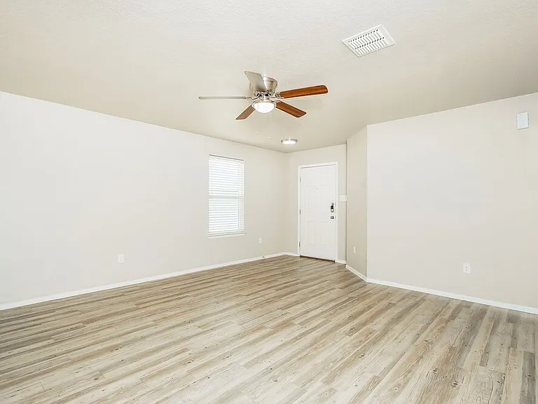 3215 Pedernales Dr — Photo 4
