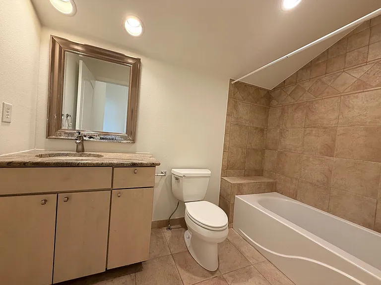 225 S Monroe St — Photo 23