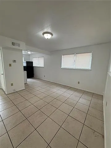 2 bed, 1.0 bath, 684 sqft, $850 — Photo 2