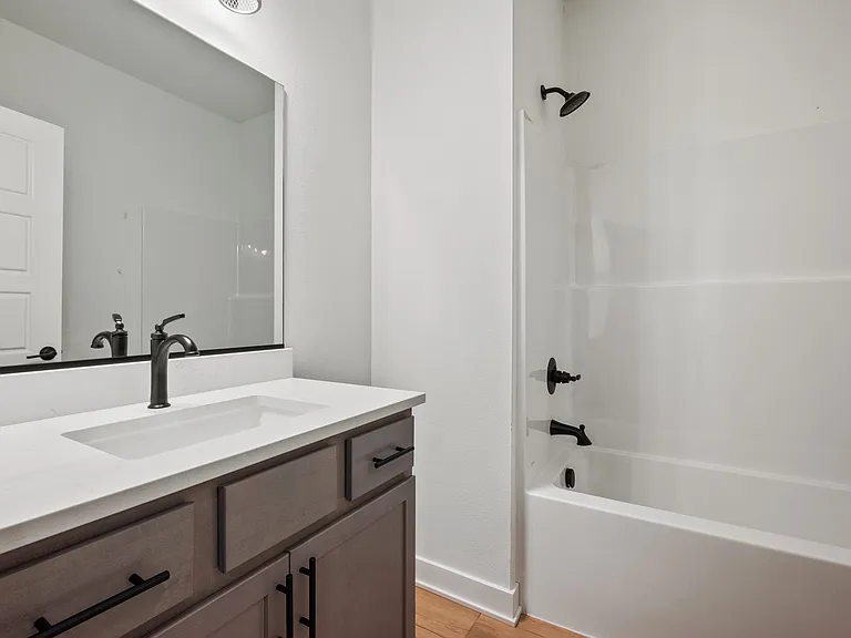 1135 SW 11th St — Photo 24