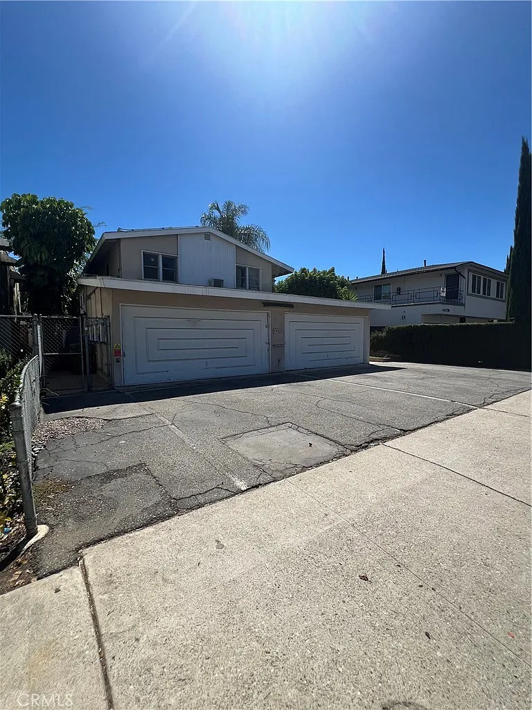 2 bed, 897 sqft, $2,300 — Photo 2