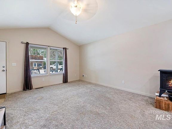5th image of 220 Garnet Ave E