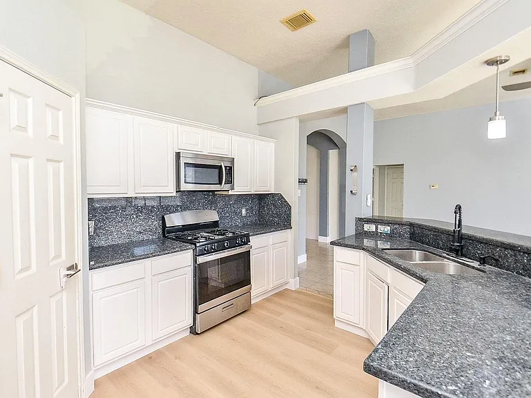 16307 Scotch Hollow Ln — Photo 17