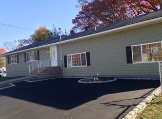 205 Kent Ave, Lindenhurst, NY 11757