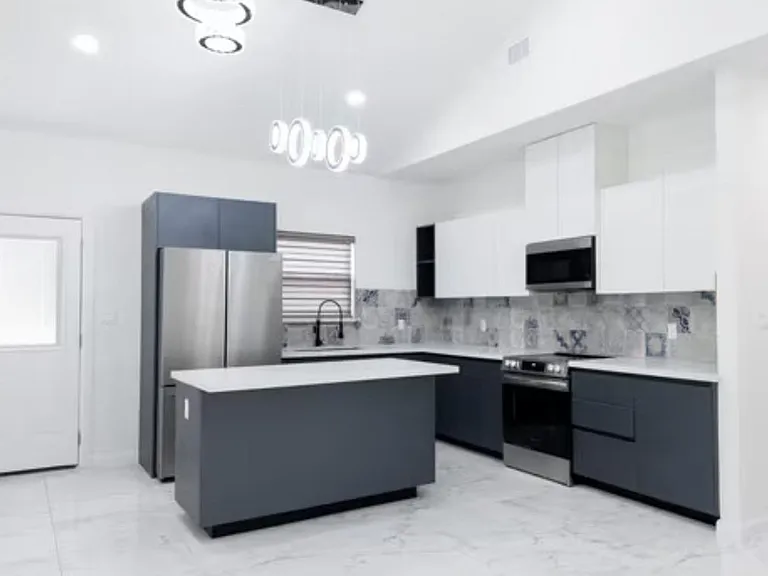 700 Dianne St — Photo 1