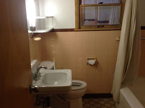 Rental_Unit_LL_IMG_2417_bathrm2