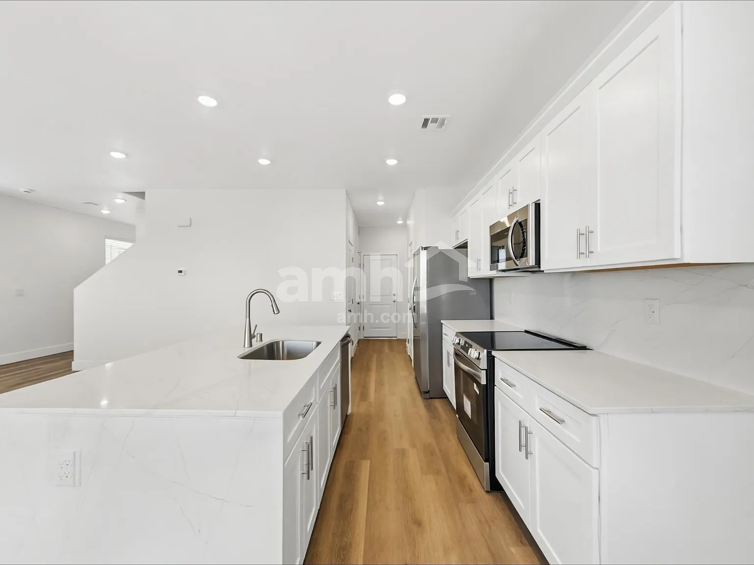3 bed, 2.5 bath, 1837 sqft, $2,320 — Photo 3