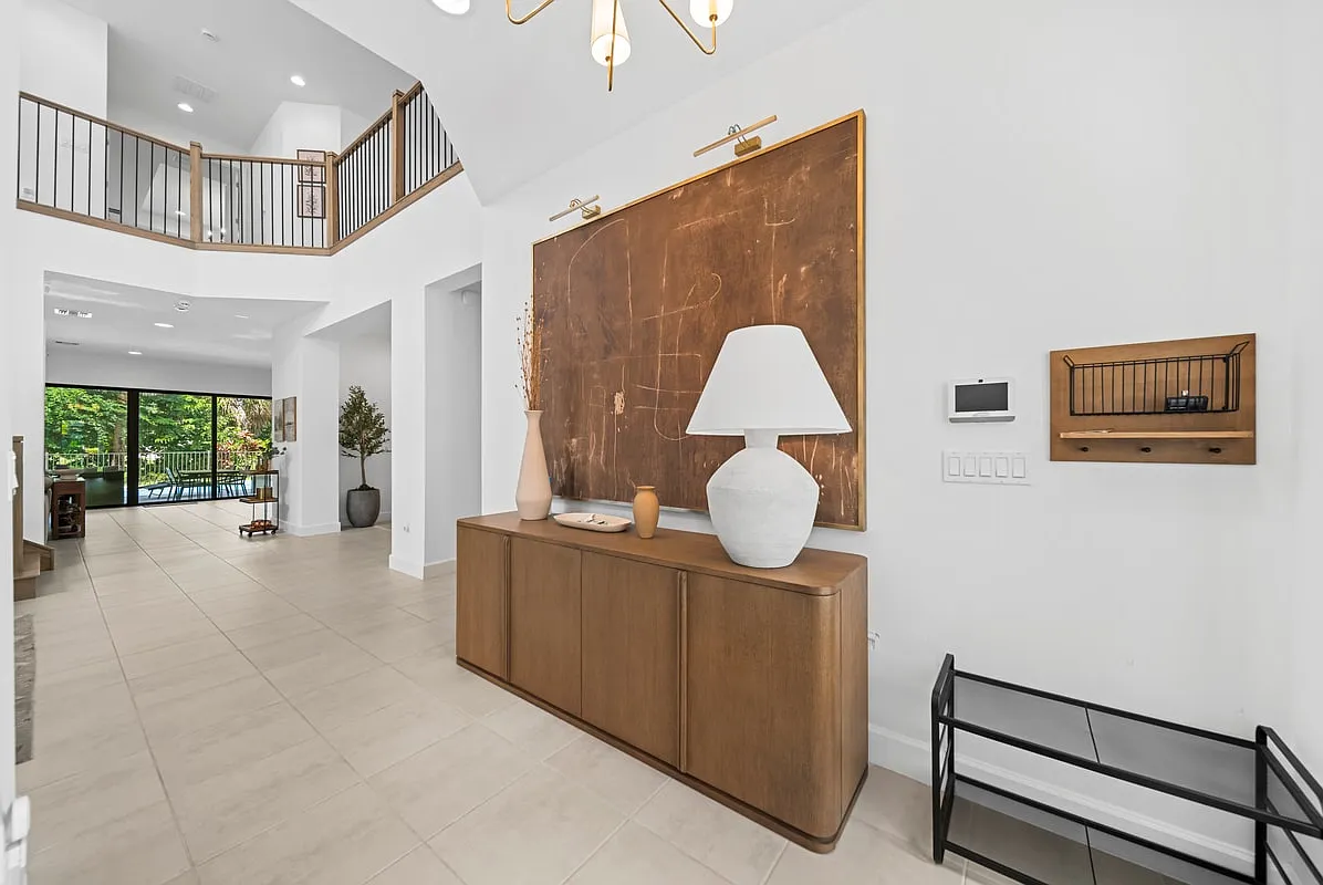 5 bed, 4400 sqft, $6,900 — Photo 4