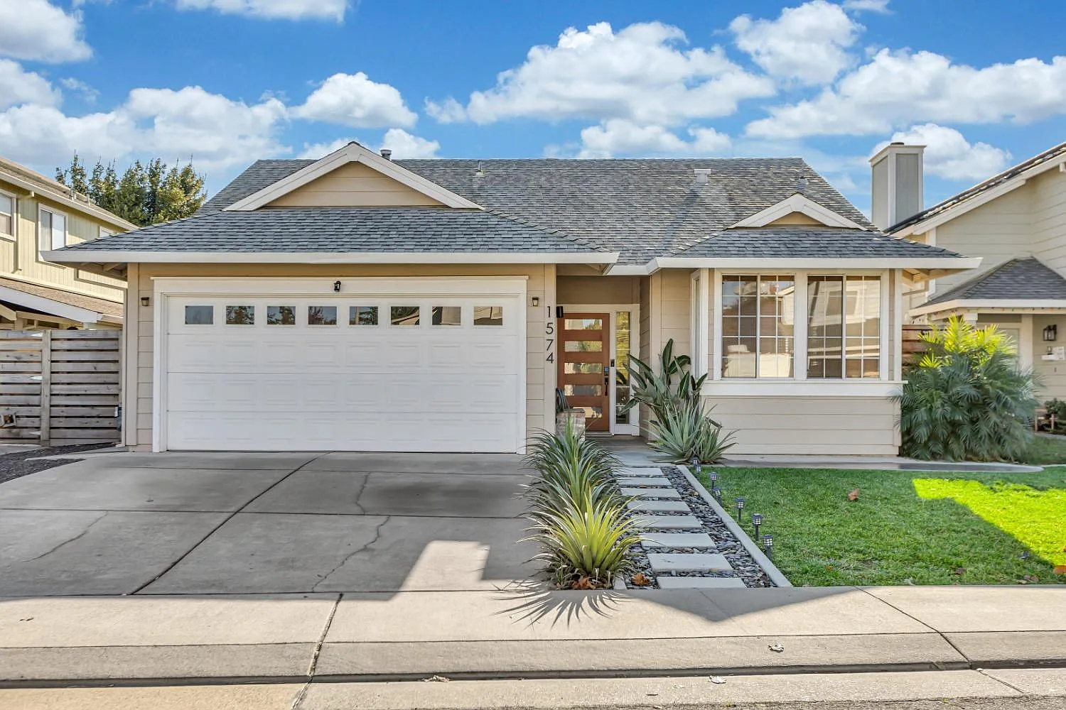 1574 Grass Valley Dr photo 1