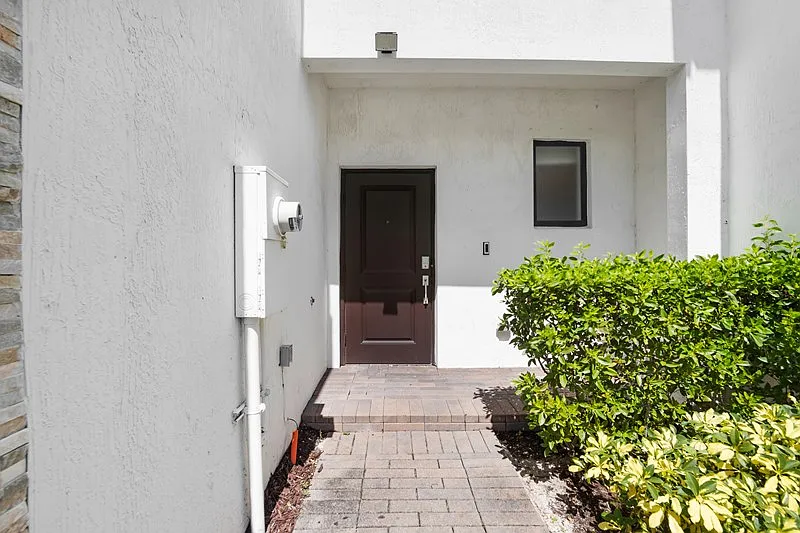 3 bed, 1618 sqft, $3,300 — Photo 4