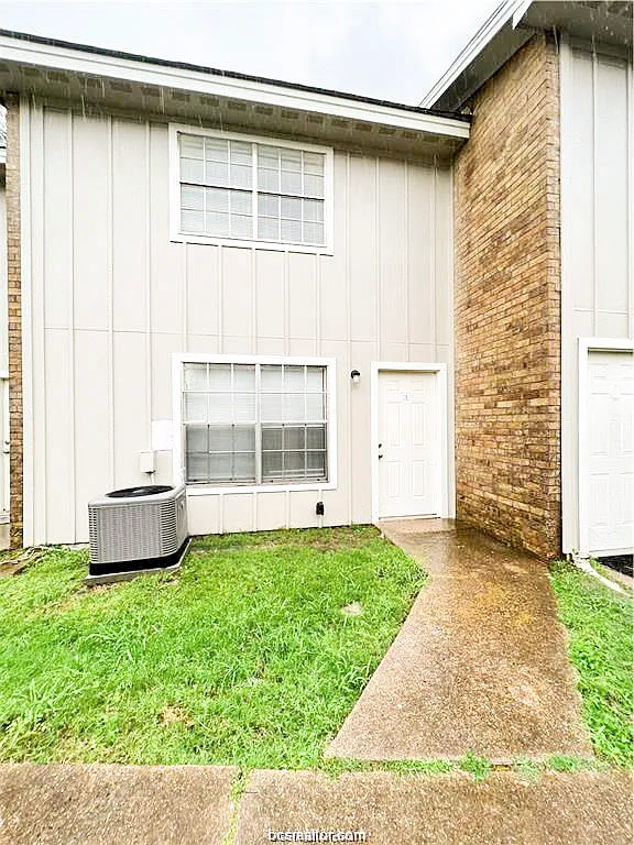 2 bed, 1044 sqft, $995 — Photo 1