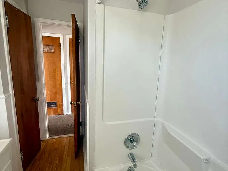 2027 Warrensville Center Rd #4 — Photo 9