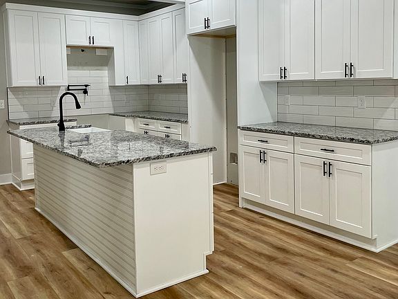 4th image of 148 Holmes St