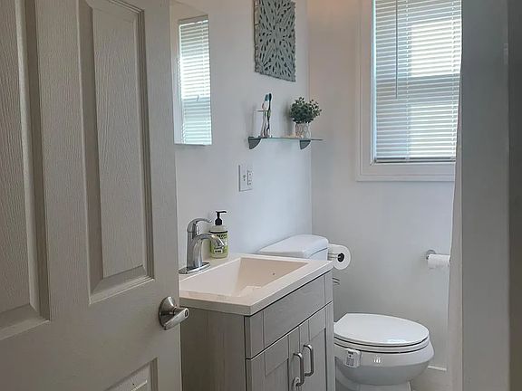 3rd image of 234 W Elm St
