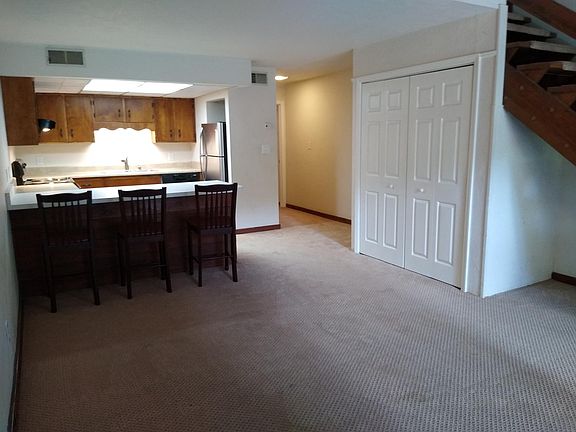 4th image of 848 E College Ave