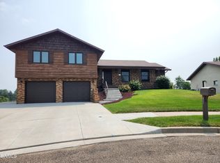 706 8th Ave NE, Mandan, ND 58554