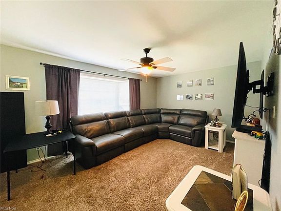 3rd image of 9822 Broadway Dr